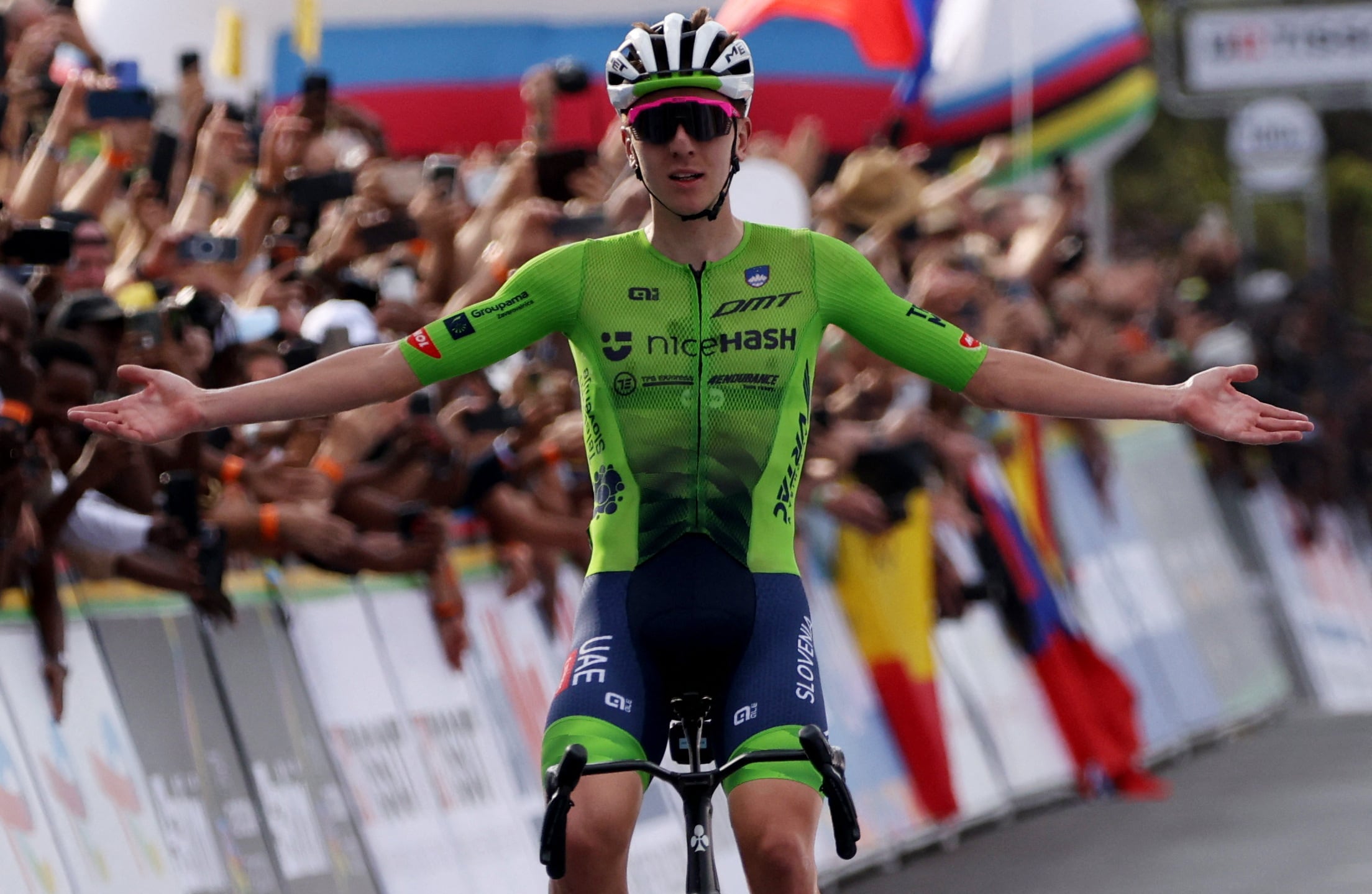Tadej Pogacar Se Corona Campeón Mundial de Ciclismo con Exhibición Dominante en Ruanda