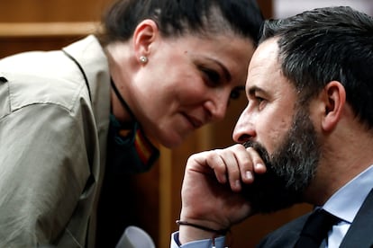 La secretaria general de Vox en el Congreso, Macarena Olona, habla con Santiago Abascal el jueves pasado en el Congreso.