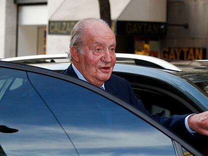 El rey Juan Carlos, subiendo a un vehículo en una imagen tomada en Madrid en diciembre de 2017.