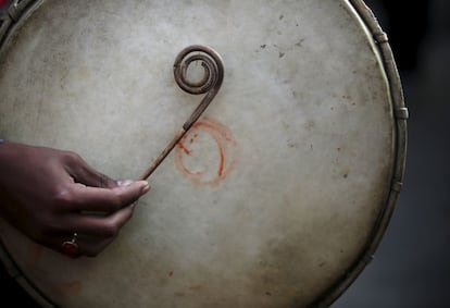 A hand of a Newari boy using a bamboo stick plays a traditional musical instrument during the Tihar festival, also called Diwali, in Kathmandu, Nepal November 12, 2015. The Newar community observes the start of their Newari New Year 1136, in accordance with their lunar calendar, by worshipping their spiritual selves in a ritual known as "mahapuja". REUTERS/Navesh Chitrakar