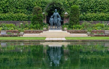 La estatua de Diana, princesa de Gales, obra del artista Ian Rank-Broadley, inaugurada por los príncipes Guillermo y Enrique en el palacio de Kensington este jueves. La figura de bronce representa a la princesa rodeada de tres niños para representar la "universalidad y el impacto generacional" de su obra. Su pelo corto, su estilo de vestir y su retrato se basan en el último periodo de su vida. Debajo de la estatua hay un zócalo con su nombre y la fecha de inauguración, y delante un adoquín con un extracto inspirado en el poema 'La medida de un hombre'.