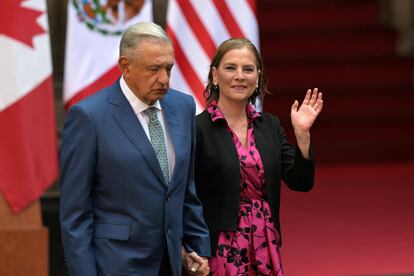 El presidente de México, Andrés Manuel López Obrador, y su esposa, Beatriz Gutiérrez Müller, a su llegada a Palacio Nacional para la Cumbre de Líderes de América del Norte.
