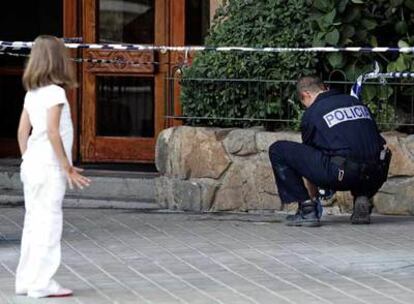 Un policía recoge muestras del ácido con el que un hombre agredió ayer a su esposa en la plaza de los Reyes Magos (Retiro).