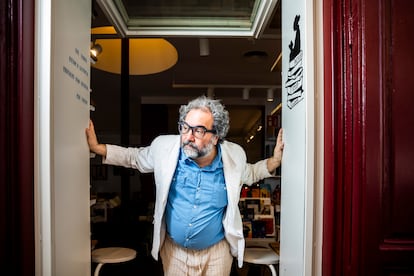 El escritor chileno Rafael Gumucio en Olavide Bar de Libros en Madrid el 28 de junio de 2024.  