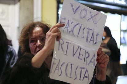 Una mujer porta un cartel en el que se puede leer "Vox fascistas, Rivera fascista" durante la protesta frente al Ministerio de Justicia. 