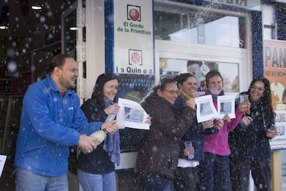Celebración por un décimo vendido del segundo premio de la lotería de Navidad en Dos Hermanas, Sevilla.
