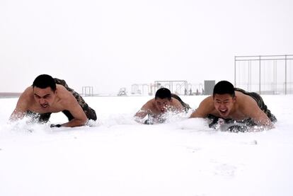 Policías paramilitares en prácticas durante una sesión de entrenamiento en un día de nieve en Kasgar, de la Región Autónoma Uigur de Sinkiang de China.