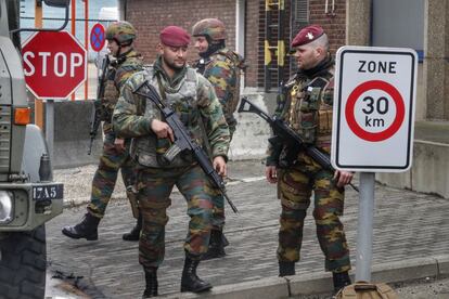 Personal militar vigila el exterior del aeropuerto de Zaventem en Bruselas (Bélgica), el 23 de marzo de 2016.