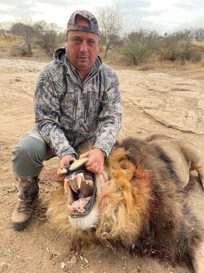El socio de Aldama Claudio Rivas en una imagen del sumario de 'hidrocarburos' con un león