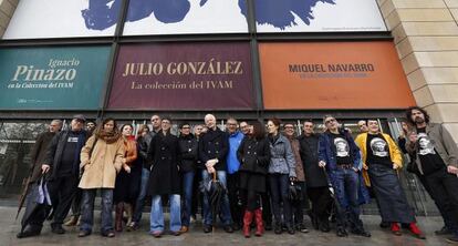 Representantes del mundo del arte reivindican a las puertas del IVAM una dirección profesional para el museo.