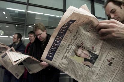 Periodistas del 'Financial Times Deutschland' leen el diario.
