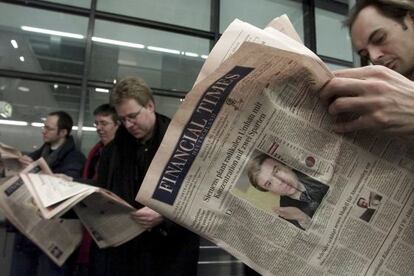 Periodistas del &#039;Financial Times Deutschland&#039; leen el diario.