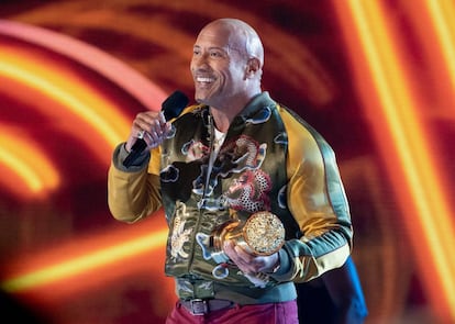 Dwayne Johnson, alias 'The Rock', recogiendo el premio Generation Award en la gala de los MTV Movie Awards anoche en Los Ángeles.