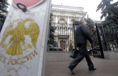 Un hombre pasa por delante de del Banco Central de Rusia en Moscú
