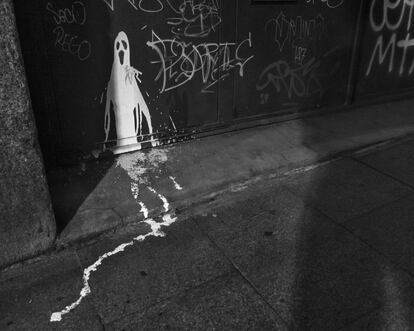 Deambulando por las calles de Madrid, siempre de noche, para evitar a los demás. Una ciudad donde nadie se toca. Sombras tristes en un tiempo de terror.