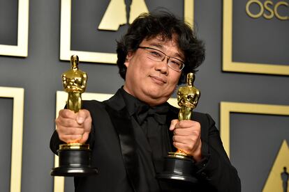 Bong Joon-ho (50 años)

Ha nacido una estrella. El director de Parásitos, el filme que hizo historia en los pasados premios Oscar con cuatro estatuillas, ha pasado en los últimos doce meses de ser una figura de culto entre los cinéfilos avezados a un símbolo esperanzador del nuevo Hollywood global cuya filmografía intriga hasta a tu tía la del pueblo. Joon-ho, Sam Mendes, Noah Baumbach o Todd Phillips demuestran que la cosecha de cineastas de 2020 presume de las cinco décadas de maduración.