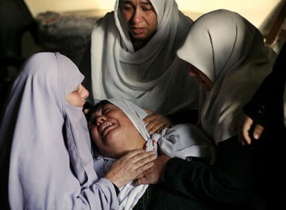 Mujeres palestinas lloran tras encontrar el cadáver de un familiar entre los restos de su casa en Beit Lahia, al norte de Gaza.