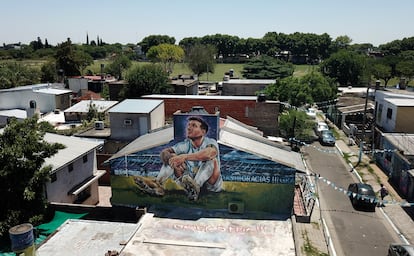 Un mural cubre la fachada de la casa en la que Lionel Messi vivió en Rosario, Argentina.