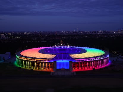 Panorámica exterior del Estadio Olímpico de Berlín, iluminado este miércoles con la bandera arcoíris.