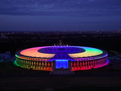 Panorámica exterior del Estadio Olímpico de Berlín, iluminado este miércoles con la bandera arcoíris.