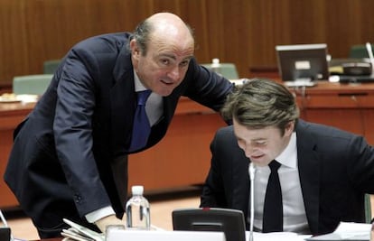 El ministro español de Economía, Luis de Guindos, charla con el ministro francés de Finanzas, François Baroin.