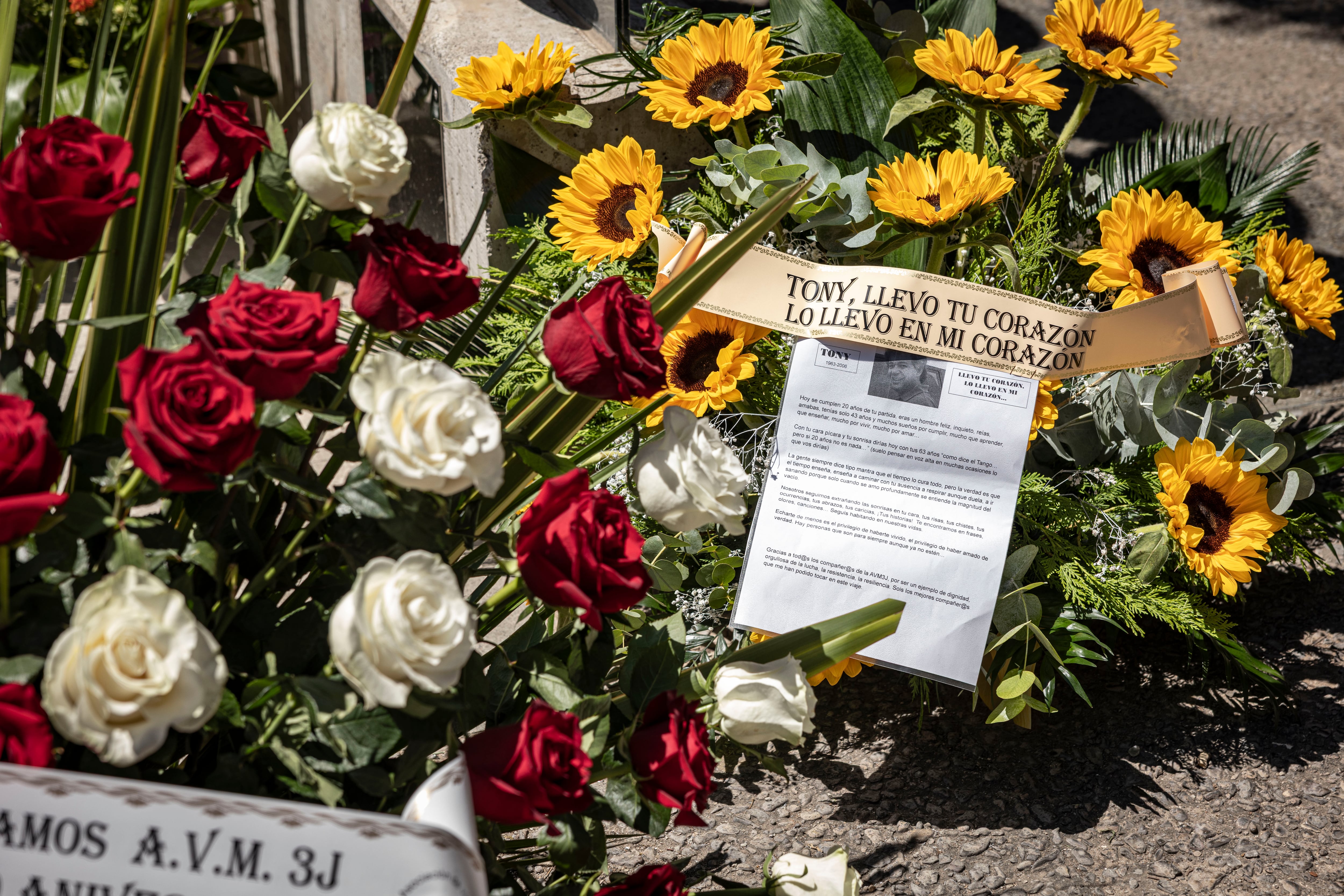 Detalle del ramo de flores de la Asociación de Víctimas del Metro del 3 de julio (AVM3J), depositado durante el acto celebrado este viernes con motivo del vigésimo aniversario del accidente de Metrovalencia.