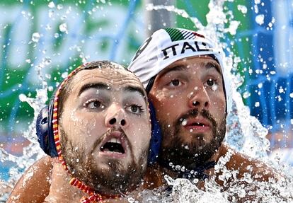 Roger Tahull lucha una bola con el italiano Nicholas Presciutti.