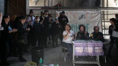 Veïns de Ciutat Vella ocupant la capella de la Misericòrdia.
