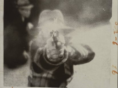 Un ladrón dispara a una cámara de seguridad en Cleveland, 1975