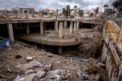 Estado de un edificio en los alrededores de la avenida Blasco Ib?ez de Catarroja, cuatro meses despus de la dana. 