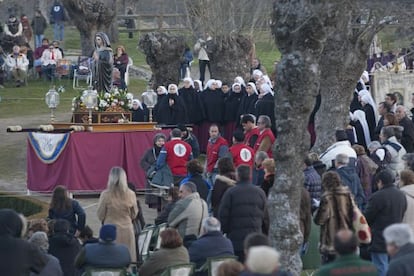 Seguidores del Movimiento de El Escorial rezan en el lugar donde creen que se apareció la Virgen a la vidente.