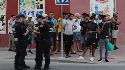 Dispositivo de Policía Local y Guardia Civil, este domingo en el barrio de San Antonio, en Torre-Pacheco (Murcia).