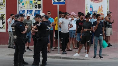 Un dispositivo de la Policía Local y la Guardia Civil controla los accesos al barrio de San Antonio este domingo.