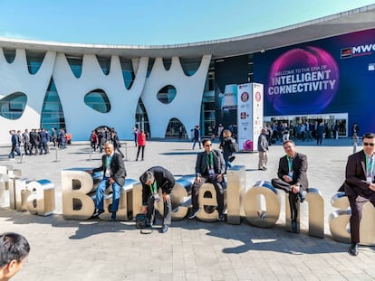 Asistentes al Mobile World Congress de 2019 se toman un descanso en los exteriores de la Fira de Barcelona.