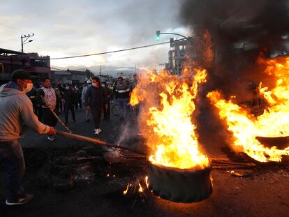 Manifestantes protestan contra el Gobierno del presidente Guillermo Lasso en Quito, Ecuador, este lunes 20 de junio.