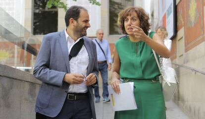 Fernando Sánchez Costa, presidente de Societat Civil, e Irene Lozano, directora de España Global, hoy, entrando en el CCCB.