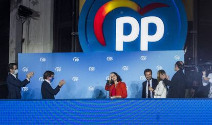 El secretario general del PP. Teodoro García Egea: el alcalde de Madrid y portavoz, José Luis Martínez-Almeida; Pablo Casado, y otros miembros del partido felicitan a la ganadora de las elecciones Isabel Díaz Ayuso, este martes, en el balcón de Génova 13.