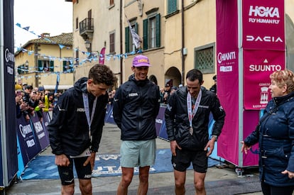 De izquierda a derecha, Vincent Bouillard, Jim Walmsley y Kilian Jornet, tras la carrera del UTMB de Chianti, en una imagen cedida por la organización.