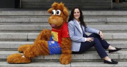 Macarena aguilar, con la mascota del Europeo.