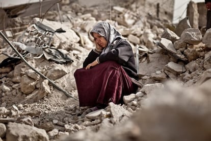 Zakia Abdullah, sentada sobre los escombros de su casa destruida por una bomba en Alepo. (Pablo Tosco / Oxfam Intermón)