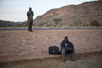 Un pasajero que regresa a Tombuctou. Esta ciudad del Norte de Mali estuvo controlada durante diez meses por grupos el grupo terrorista de Al Qaeda del Magreb Islámico (AQMI).