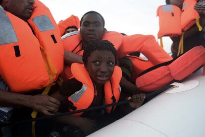 Un niño llora mientras los miembros de la ONG Open Arms rescatan a los pasajeros de un bote a 12 millas náuticas de Libia.