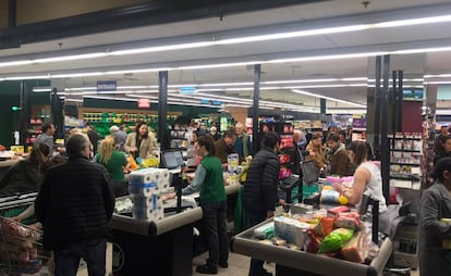 Productos básicos como la leche y el papel higiénico han sido de los más comprados este martes, como se aprecia en los cajeros de pago en esta imagen.