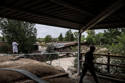 Acceso a uno de los puentes de Aldea del Fresno, cerrado por la Guardia Civil