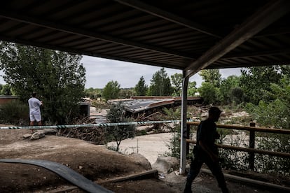 Acceso a uno de los puentes de Aldea del Fresno, cerrado por la Guardia Civil 