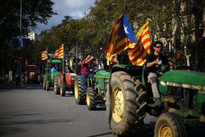 Un grupo de tractores con esteladas se dirige a la concentración en apoyo a la independencia de Cataluña.