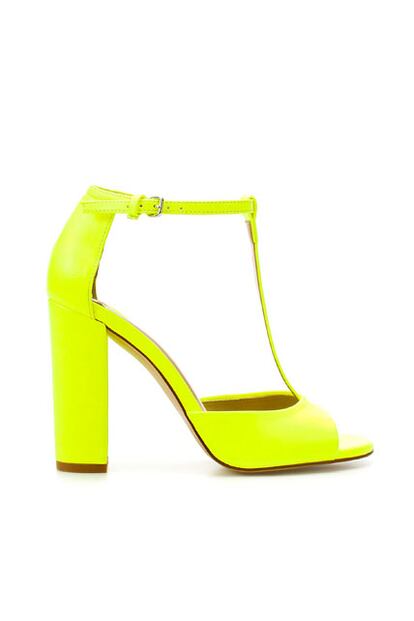 Este verano los colores flúor son imprescindibles, atrévete con unas sandalias amarillas como éstas de Zara (45,95 euros).