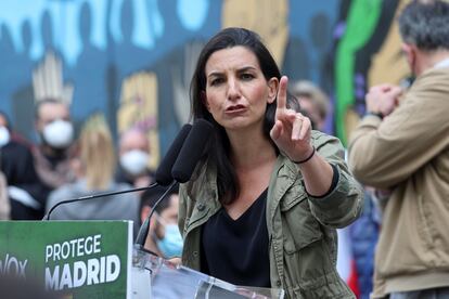 Rocío Monasterio participa en un acto de precampaña en la plaza de Oporto, en Madrid.