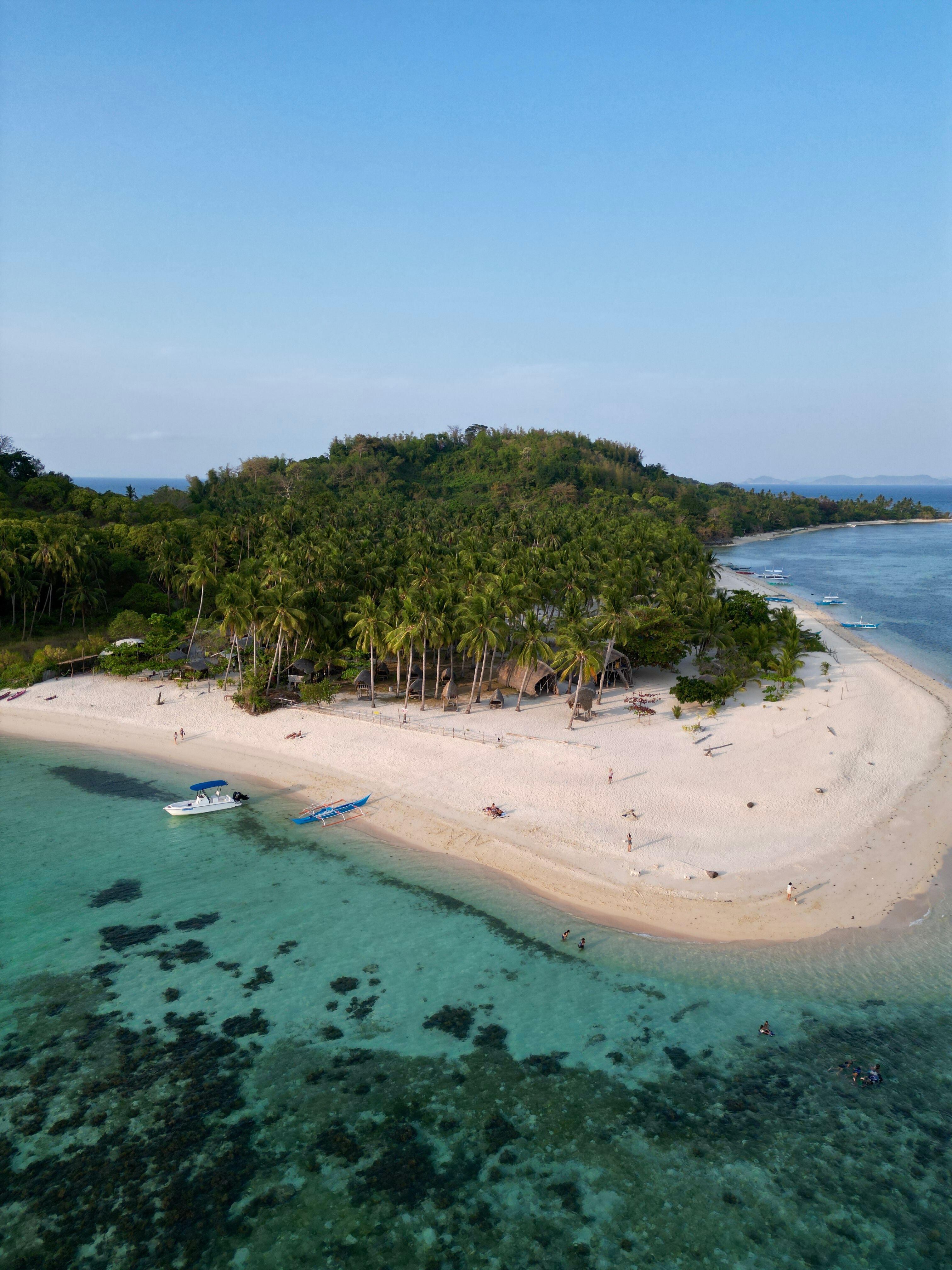 La isla de Daracotan Island, en Filipinas, ofrece no hacer prácticamente nada más allá de disfrutar del soberbio entorno y la apacible tranquilidad. 