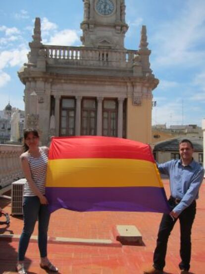 Dos ediles de EUPV muestran la bandera de la II República en la azotea del Ayuntamiento de Valencia.